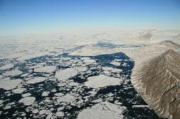 Una masa de hielo de 50 km2 se desprende en el Ártico