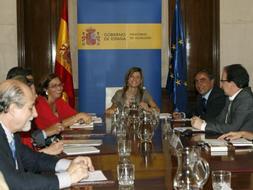 La ministra de Igualdad, Bibiana Aído (c), durante la reunión de constitución del comité de expertos sobre la regulación de la interrupción voluntaria del embarazo,en Madrid. /EFE