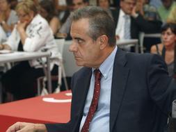 El ministro de Trabajo e Inmigración, Celestino Corbacho, durante la reunión de diputados y senadores del PSC en las Cortes celebrada en Barcelona. /EFE