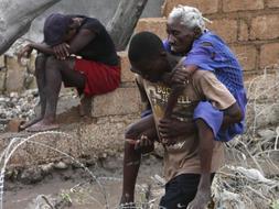 La entrega de la ayuda humanitaria se complica y miles de haitianos están sin energía eléctrica. /AP