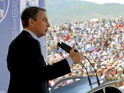 Rodríguez Zapatero, dirigiéndose a la comunidad minera. /EFE