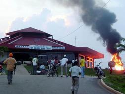 Fuego tras los enfrentamientos entre el Ejército y los opositores en el aeropuerto de Cobija (Pando, Bolivia), donde al menos una persona ha resultado muerta. /EFE