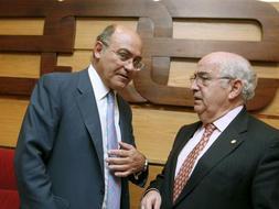 El presidente y el vicepresidente de la CEOE, Gerardo Díaz Ferrán (i), y el hasta hoy secretario general de la CEOE y vicepresidente, Juan Jiménez Aguilar. /EFE
