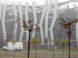 Toma lejana del 'futurista' edificio de Caja Vital, en el barrio vitoriano de Salburua, cuyo entorno mantiene acordonado la Ertzaintza. /EFE