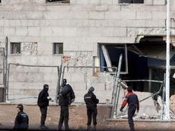 Uno de los grandes boquetes abiertos por el atentado en la comisaría de la Policía Autónoma Vasca, visible ya a la luz del día. /EFE