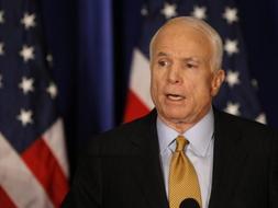 El candidato republicano a la presidencia de EEUU, Jhon McCain, durante el anuncio a la prensa, en Nueva York./ AP