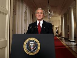 Bush posa ante los medios después de su discurso. /REUTERS