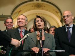 La portavoz del Congreso, Nancy Pelosi, da el avance flanqueada por el secretario del Tesoro, Henry Paulson (derecha) y el líder de la mayoría demócrata de la Cámara Baja estadounidense, Harry Reid. /AP