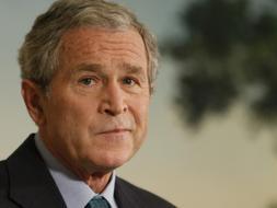 Bush, contrariado en la comparecencia ante los medios tras el fracaso de su propuesta. /AP