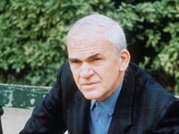 El escritor de origen Checo, Milan Kundera delató a un compatriota en 1950 en Praga. /AFP