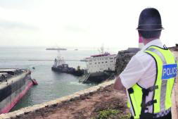 EFE/A.CARRASCO RAGEL  La polémica por los accidentes de los buques «Fedra», en la imagen, y «Tawe», ha llegado a la UE con iniciativas del PP