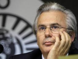 Garzón durante la presentación del libro 'Crímenes contra la Humanidad. La lucha por una justicia global' (Siglo XXI), escrito por el jurista británico Greoffrey Robertson./ Efe