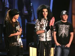 Billy Kaulitz y sus compañeros de la banda alemana Tokio Hotel , tras ganar el trofeo en la categoría de Mejor Canción. /EFE