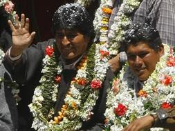 El presidente boliviano, Evo Morales al lado de Fidel Surco, líder de CONALCAM (Consejo Nacional para el Cambio), a su llegada a La Paz. / Reuters