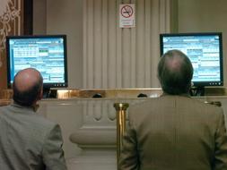 Agentes comerciales observan en unos monitores el Índice General de la Bolsa de Madrid. /Archivo