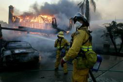 Las llamas fuerzan la evacuación de 50.000 personas en California