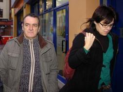 El etarra José Ignacio de Juana Chaos, junto a su mujer, a la entrada del tribunal de Belfast. /Efe