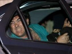 Javier López Peña, 'Thierry', es trasladado por la policía francesa tras finalizar un registro el día de su arresto. /Ap