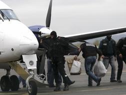 La Policía francesa ha trasladado a 'Txeroki' a París en una avioneta. /Ap