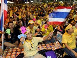 Miles de opositores al rey Bhumibol Adulyadej se asientan en la terminal./ Efe