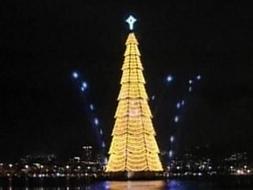 El mayor árbol de Navidad flotante del mundo ilumina Río de Janeiro