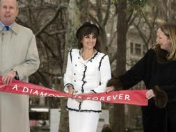 La actriz española Penélope Cruz inaugurando una instalación artística en el parque Madison Square de Nueva York (EEUU), como parte de la conmemoración del Día Mundial contra el Sida. /Efe