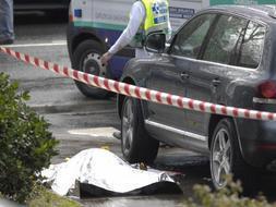 El cadáver de Ignacio Uría en el aparcamiento donde ha sido asesinado por dos terroristas de ETA. /Telepress