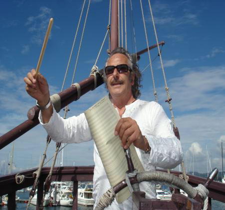 Julio Mengod «El himno del PP es vulgar y el del PSOE, el mío, romántico y ético»