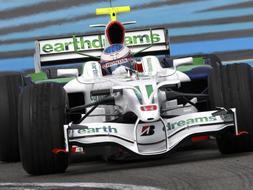 El piloto Jenson Button, conduce un coche de Fórmula 1 de la escudería Honda durante unos entrenamientos. /Archivo