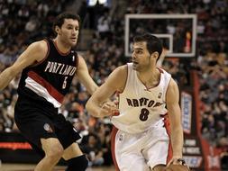 Aunque se vaya repitiendo cada vez más asiduamente,  ¿quién lo iba a decir, hace cuatro años? Calderón sube la bola, Rudy le defiende... en la NBA. /Efe