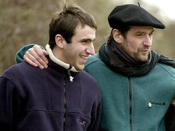 El máximo dirigente de ETA, José Antonio Urrutikoetxea, 'Josu Ternera', acompañado de su hijo, Egoitz, una de sus personas de confianza en la banda, a quien habría utilizado para reforzar el aparato político. / Archivo