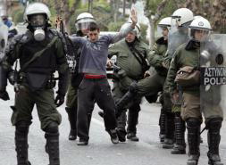 Grecia soporta un sexto día de violencia que se extiende a Francia y Dinamarca