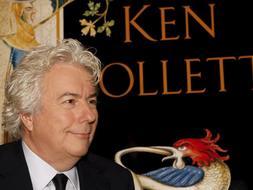 El escritor británico Ken Follett se deja fotografiar hoy en Barcelona junto a n cartel que reproduce la portada de la edición española de su último libro, Un mundo sin fin./ Efe