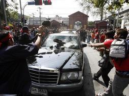 Partidarios del ex primer ministro   derrocado en 2006 Thaksin Shinawatra atacan con ladrillos coches oficiales de diputados, tras conocer el nombramiento de hoy. / Reuters