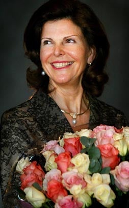 Silvia de Suecia, una reina cosmopolita, caritativa y amada por sus súbditos