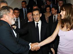 El mandatario brasileño saluda a Carla Bruni, esposa de Nicolás Sarkozy, hoy en Brasil. /Reuters