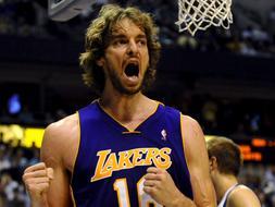 Gasol celebra una canasta con los Lakers. / Archivo