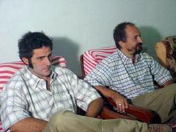 El reportero británico Colin Freeman (d) y el fotógrafo español Jose Cendón (i) poco después de su puesta en libertad. / Efe