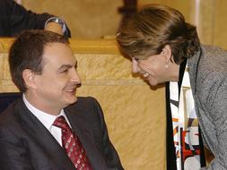 El presidente del Gobierno, José Luis Rodríguez Zapatero, conversa con la ministra de Fomento, Magdalena Álvarez. / Archivo