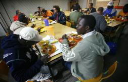 Zapatero niega las ayudas a unos comedores sociales al borde de la saturación