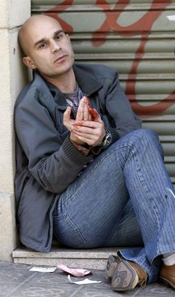 Manos manchadas, mirada asesina