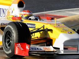 Fernando alonso toma el primer contacto con el R29./ Efe