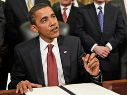 El presidente de EEUU, Barack Obama, estampa su firma en la orden de cierre de Guantánamo. / Afp