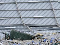 Cuatro niños muertos y al menos nueve heridos al hundirse una instalación deportiva en Barcelona por el temporal