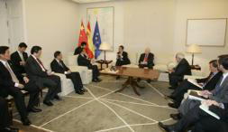 China y la UE dan por zanjada la crisis diplomática de la presidencia francesa