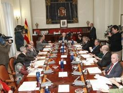 El presidente del Consejo General del Poder Judicial, Carlos Dívar, preside el pleno extraordinario celebrado en la sede de este órgano judicial./ Efe