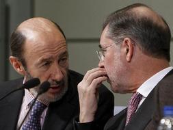 Los ministros de Interior, Alfredo Pérez Rubalcaba, y de Justicia, Mariano Fernández Bermejo, durante la presentación de un estudio sobre la comunidad musulmana residente en España. / Efe