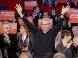 El presidente de la Xunta y candidato a la reelección, Emilio Pérez Touriño, saluda tras el mitin de comienzo de la campaña electoral. /Efe