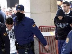 El presunto autor de la muerte de la joven Marta del Castillo, Miguel C.D. (d), y su presunto cómplice, Samuel B.P. (i), son trasladados por agentes de la Policía al juzgado número 4 de Sevilla para prestar declaración. /Efe