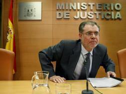 El hasta hoy ministro de Justicia, Mariano Fernández Bermejo, en la rueda de prensa en la que ha anunciado su renuncia al cargo. / Efe